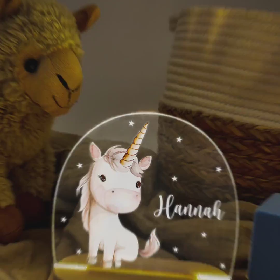 Nachtlicht Einhorn personalisiert für Kinder & Baby Mädchen Geschenk Einhorn Deko Nachtlampe inkl. Holzfuß und Netzteil