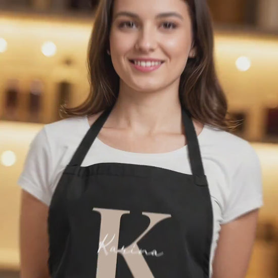 Kochschürze Damen Schürze personalisiert Geschenk für Mama Oma Frauen Küchenschürze Buchstabe Überwurfschürze Backschürze Schwarz