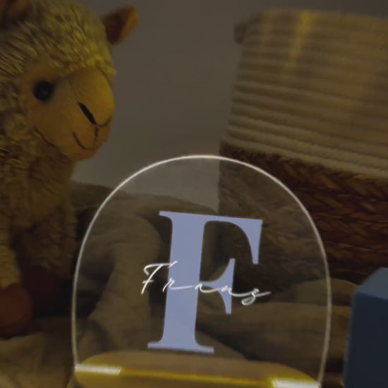 Buchstaben Nachtlicht Baby Kinder personalisiert Babyzimmer Kinderzimmer Nachtlampe Geschenk Geburt Inkl. Holzfuß & Netzteil (Blau)