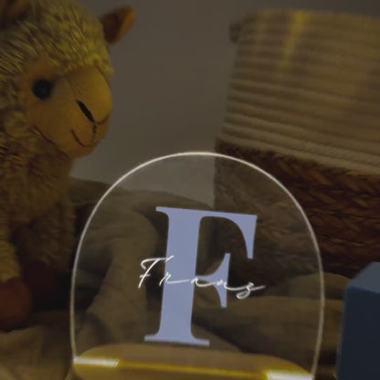 Buchstaben Nachtlicht Baby Kinder personalisiert Babyzimmer Kinderzimmer Nachtlampe Geschenk Geburt Inkl. Holzfuß & Netzteil (Blau)