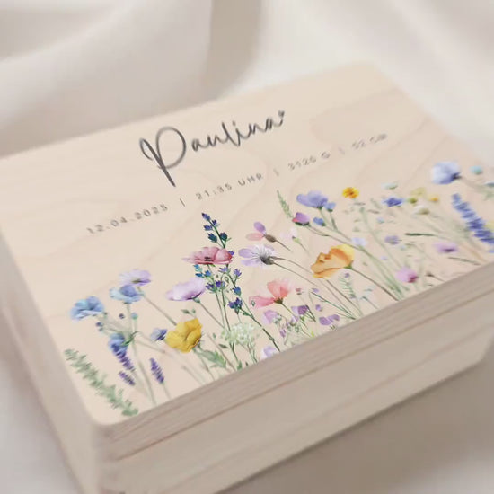 Erinnerungskiste Baby Mädchen Holzkiste personalisierte Erinnerungsbox Wildblumen Geschenk zur Geburt Geburtsgeschenk 30x20x13 cm