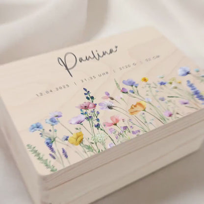 Erinnerungskiste Baby Mädchen Holzkiste personalisierte Erinnerungsbox Wildblumen Geschenk zur Geburt Geburtsgeschenk 30x20x13 cm